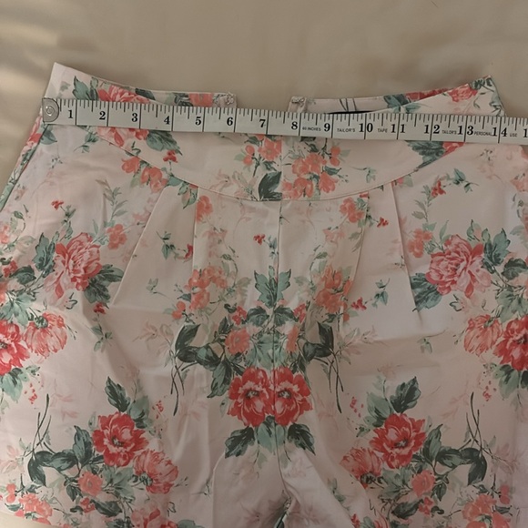Francesca’s floral pleated shorts - Picture 4 of 6